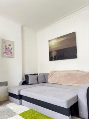 Budget 2 Bedroom Apartment Close to Hyde Park
